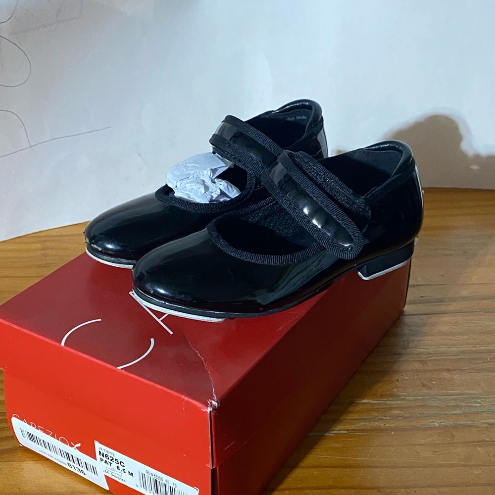 Girls Capezio tap shoes. Size 8.5 (youth) black. Excellent condition